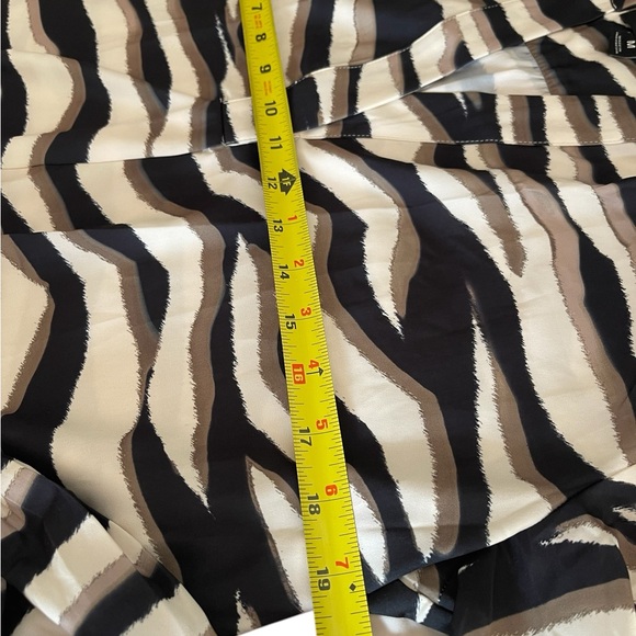 Banana Republic size Medium Women’s Zebra Print Blouse/V-Neck/cream & Black - Picture 6 of 9